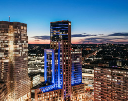 Gebäude Waldorf Astoria Berlin bei Nachthimmel