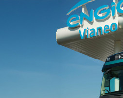 Schwerlasttransporter an Tankstelle, oben Logo ENGIE Vianeo