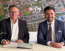 Geschäftsführer der ENGIE Deutschland GmbH und Hakan Günes, Bürgermeister von Sandhausen, unterzeichnen den Vertrag 