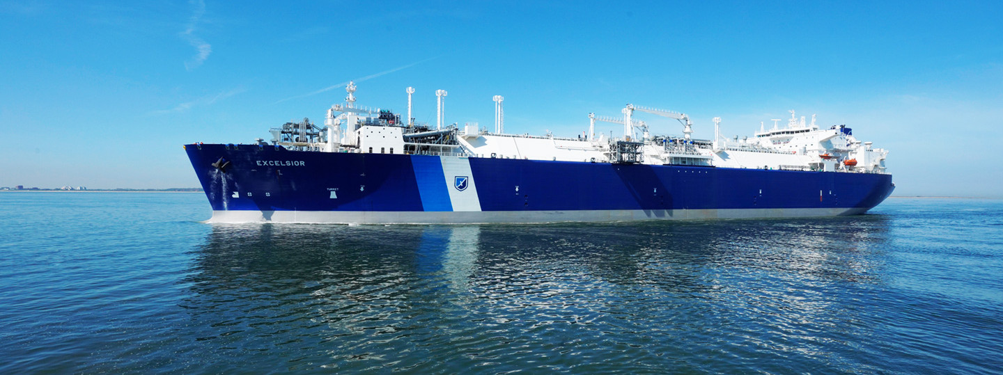 ENGIE Deutschland Pressemitteilungen: Innovatives LNG-Terminal der DET erfolgreich in Betrieb genommen - LNG Tanker auf dem Meer