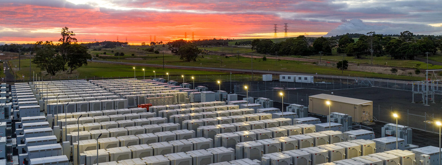 ENGIE Deutschland Zero Carbon-Magazin: Batteriespeicher, Bess im Sonnenuntergang