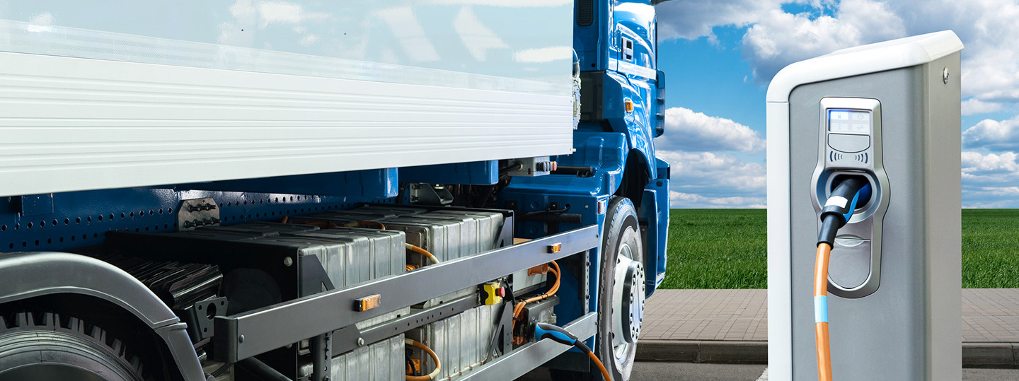 E-LKW an einer Ladestation, Schwerlasttransport