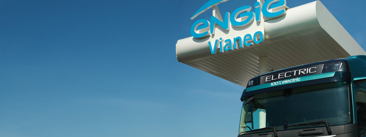 Schwerlasttransporter an Tankstelle, oben Logo ENGIE Vianeo