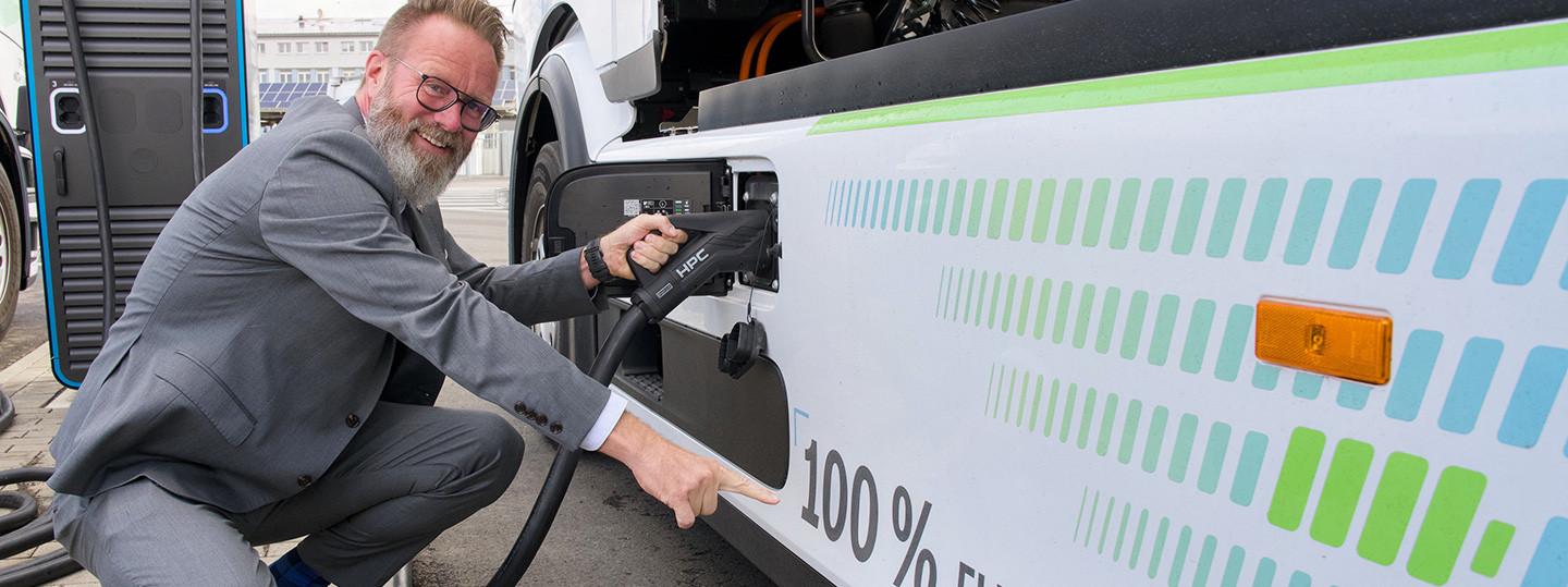 Claus Ruhe Madsen demonstriert, wie ENGIE Vianeo am PORT OF KIEL schwere Nutzfahrzeuge mit erneuerbarer Energie versorgt.