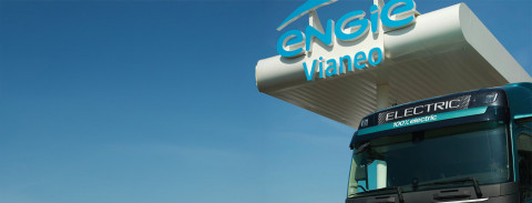 Schwerlasttransporter an Tankstelle, oben Logo ENGIE Vianeo