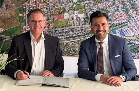 Geschäftsführer der ENGIE Deutschland GmbH und Hakan Günes, Bürgermeister von Sandhausen, unterzeichnen den Vertrag 