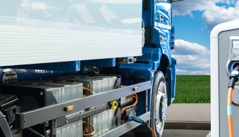 E-LKW an einer Ladestation, Schwerlasttransport